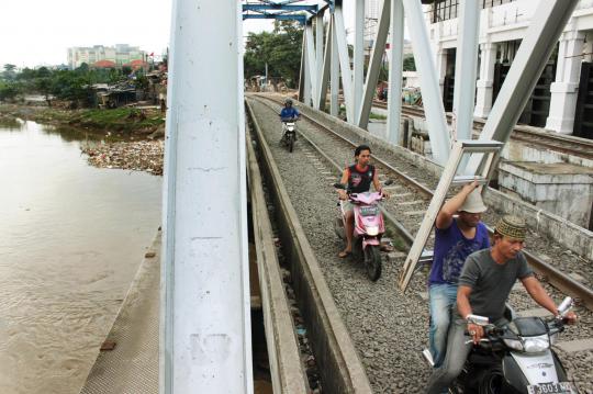 Pemotor nekat terobos jembatan rel kereta