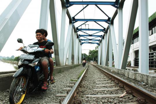 Pemotor nekat terobos jembatan rel kereta