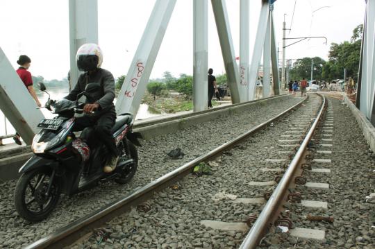 Pemotor nekat terobos jembatan rel kereta