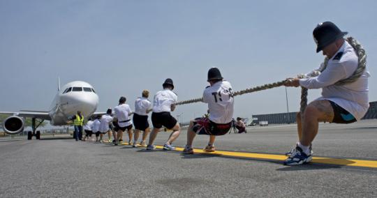 Polisi lomba tarik pesawat Airbus sejauh 100 M