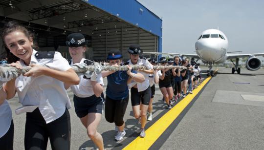 Polisi lomba tarik pesawat Airbus sejauh 100 M