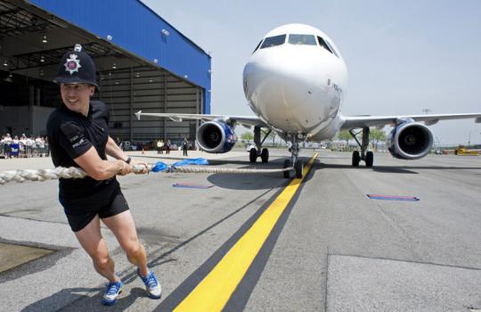 Polisi lomba tarik pesawat Airbus sejauh 100 M
