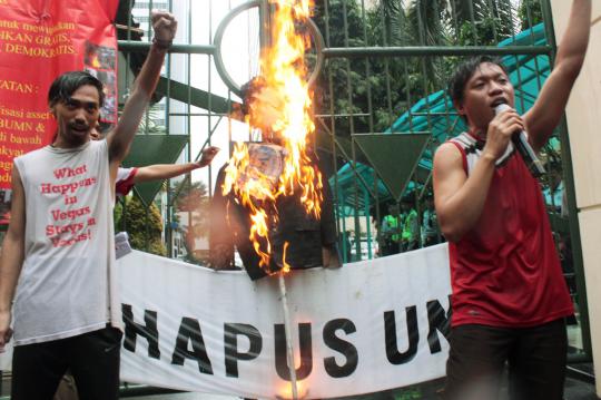 Demo UN, demonstran bakar boneka M Nuh di Kemendikbud