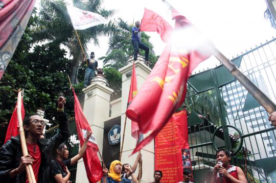 Demo UN, demonstran bakar boneka M Nuh di Kemendikbud