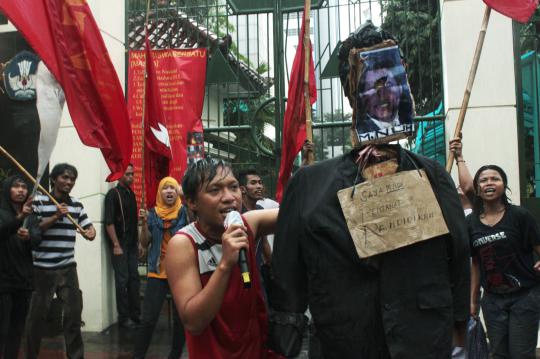 Demo UN, demonstran bakar boneka M Nuh di Kemendikbud