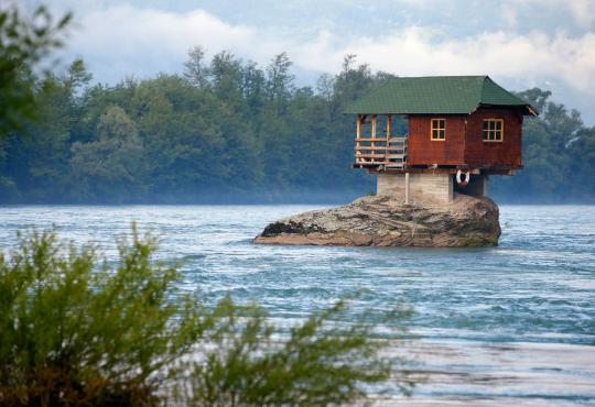 Rumah mungil ini 44 tahun berdiri di tengah sungai