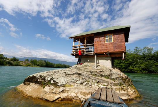 Rumah mungil ini 44 tahun berdiri di tengah sungai