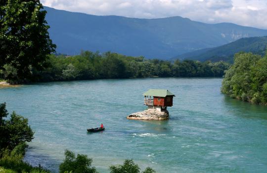 Rumah mungil ini 44 tahun berdiri di tengah sungai