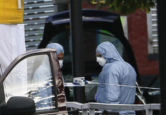 Petugas forensik olah TKP pembunuhan sadis di London