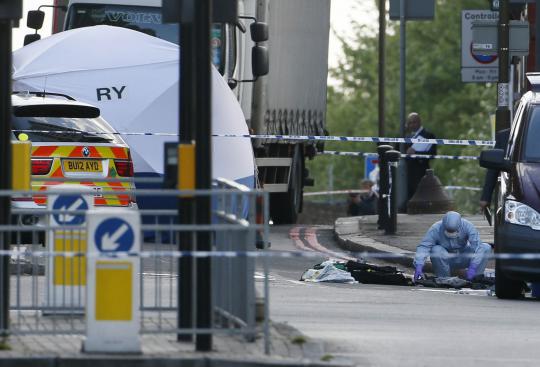 Petugas forensik olah TKP pembunuhan sadis di London