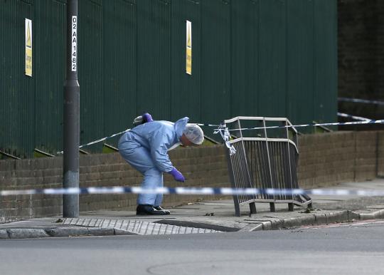Petugas forensik olah TKP pembunuhan sadis di London