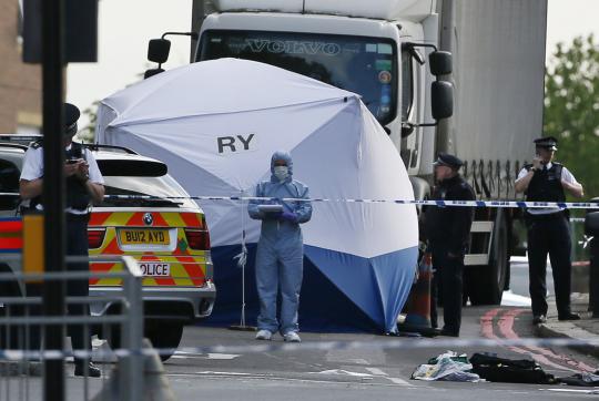 Petugas forensik olah TKP pembunuhan sadis di London
