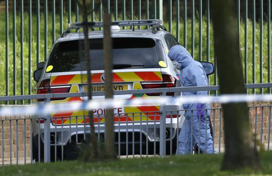 Petugas forensik olah TKP pembunuhan sadis di London