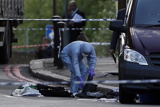 Petugas forensik olah TKP pembunuhan sadis di London