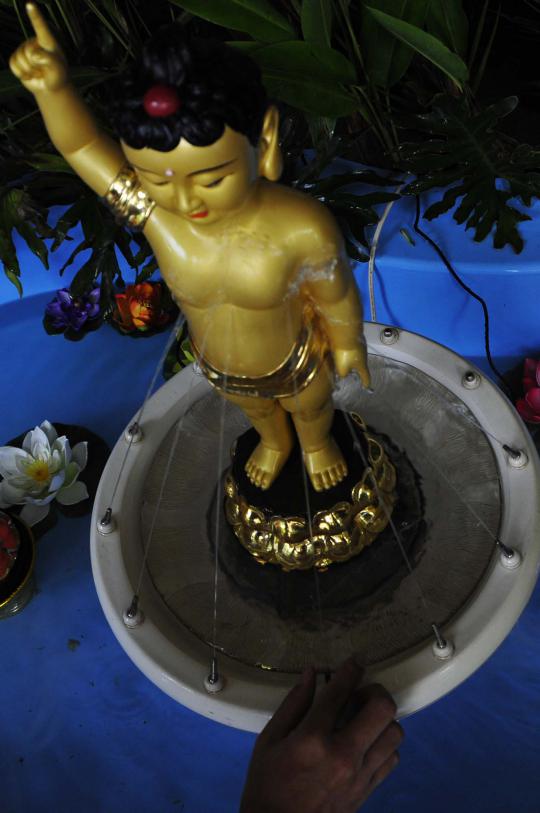 Jelang Waisak, biksu bersihkan patung-patung Budha