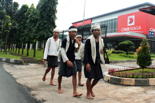 4 Orang suku Baduy keliling Ibu Kota