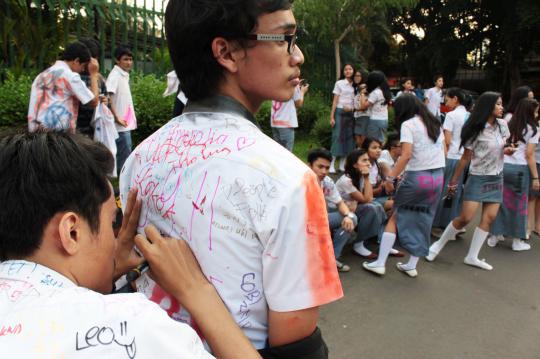 Ritual corat coret seragam pasca pengumuman hasil UN