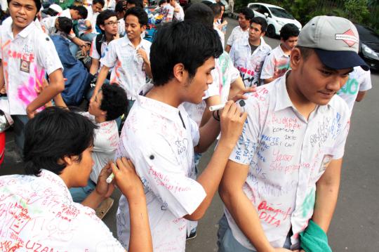 Ritual corat coret seragam pasca pengumuman hasil UN