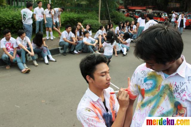 Foto : Ritual corat coret seragam pasca pengumuman hasil 