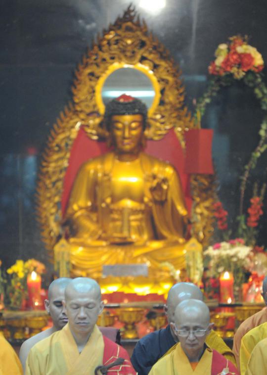 Kekhusyukan ratusan umat Buddha peringati Hari Raya Waisak