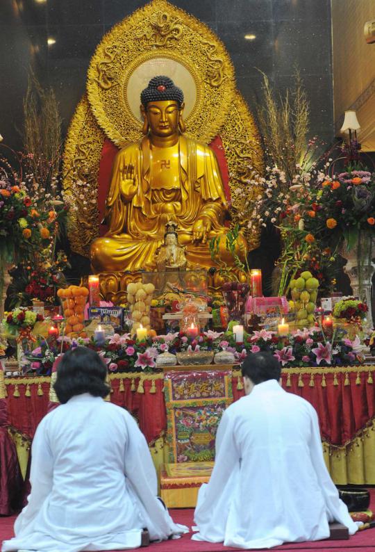 Kekhusyukan ratusan umat Buddha peringati Hari Raya Waisak