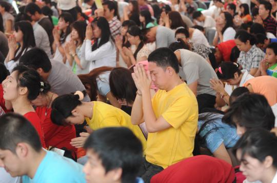 Kekhusyukan ratusan umat Buddha peringati Hari Raya Waisak