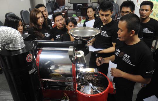 Asyiknya ikuti pelatihan meracik kopi