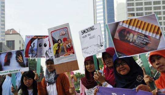 Aktivis mahasiswa gelar aksi larang iklan rokok di Bundaran HI