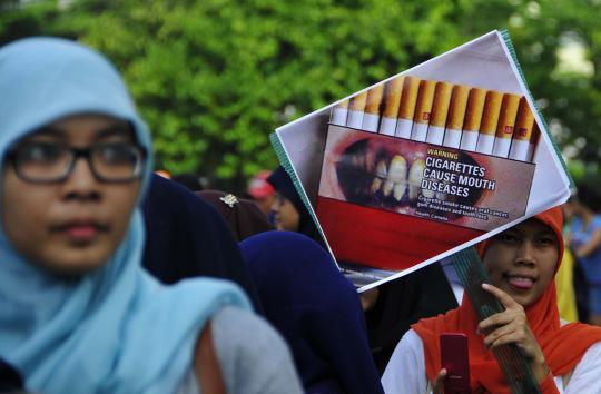 Aktivis mahasiswa gelar aksi larang iklan rokok di Bundaran HI