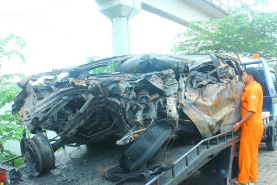 Mobil Terios tak berbentuk usai terbakar di ruas tol JORR