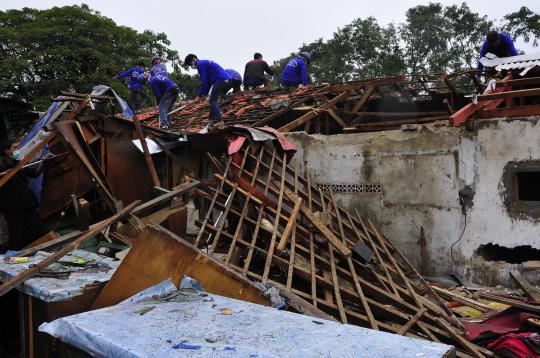 Puluhan kios pedagang Stasiun Duri dibongkar