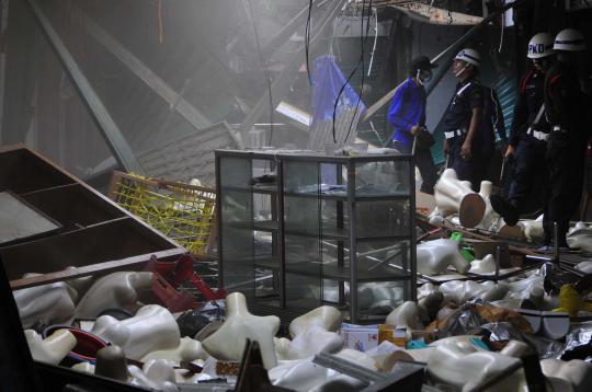 Puluhan kios pedagang Stasiun Duri dibongkar