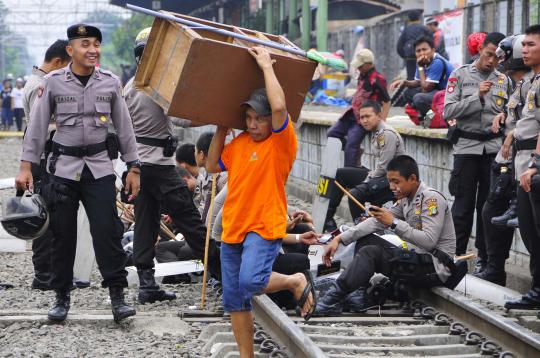 Puluhan kios pedagang Stasiun Duri dibongkar