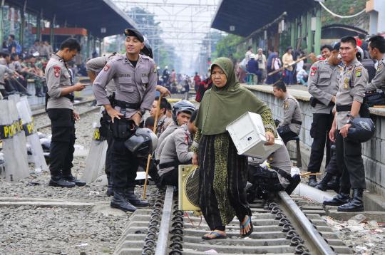 Puluhan kios pedagang Stasiun Duri dibongkar