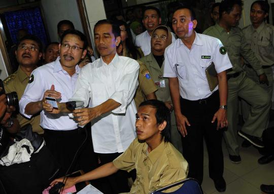 Jokowi bagikan 1,7 juta Kartu Jakarta Sehat