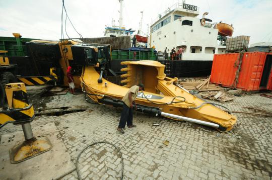 Alat berat backhoe terbalik di Sunda Kelapa