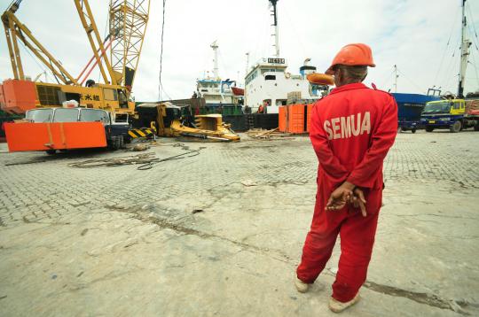 Alat berat backhoe terbalik di Sunda Kelapa
