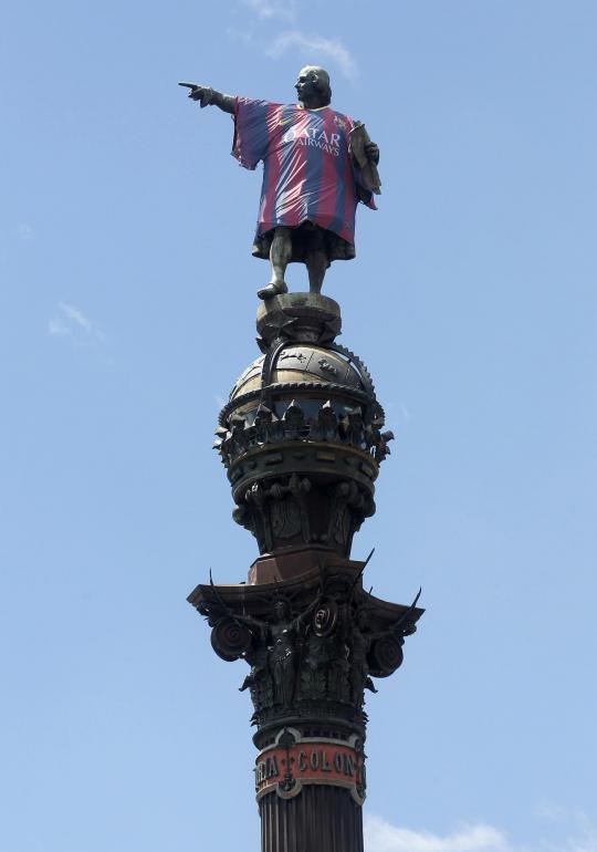 Unik, patung Christopher Columbus kenakan kostum Barcelona