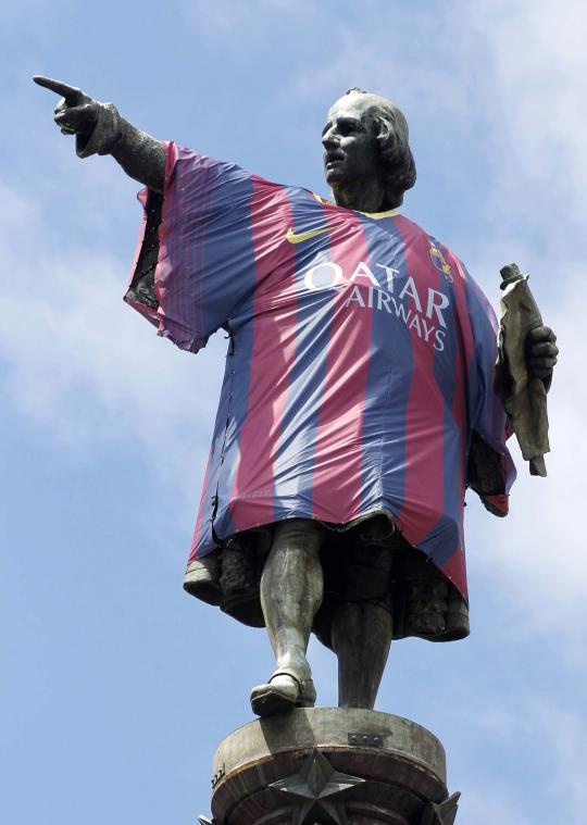 Unik, patung Christopher Columbus kenakan kostum Barcelona