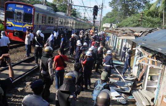 Pembongkaran kios pedagang Stasiun UI ricuh