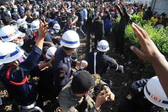 Pembongkaran kios pedagang Stasiun UI ricuh