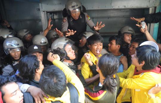 Pembongkaran kios pedagang Stasiun UI ricuh