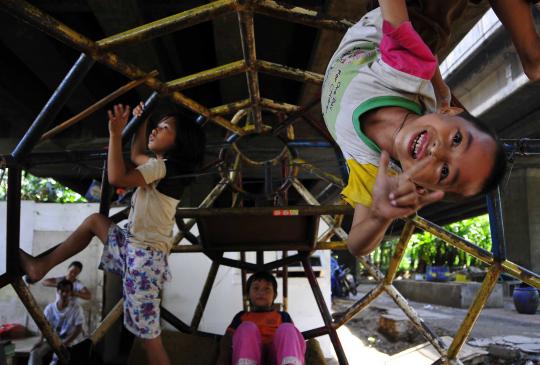 Potret kemiskinan & anak-anak warga kolong jembatan Jelambar