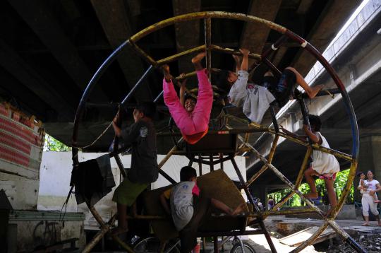 Potret kemiskinan & anak-anak warga kolong jembatan Jelambar