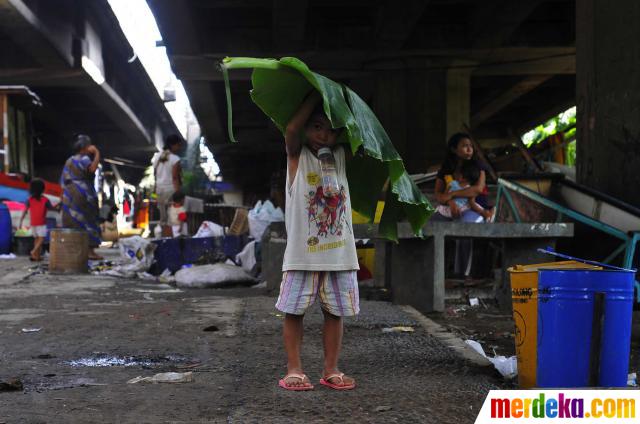 Foto : Potret kemiskinan & anak-anak warga kolong jembatan 