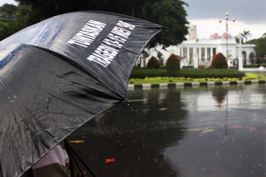 Diguyur hujan lebat, Aksi Kamisan tetap digelar di depan Istana