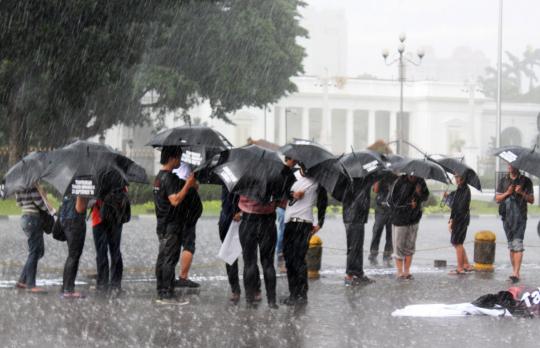 Diguyur hujan lebat, Aksi Kamisan tetap digelar di depan Istana