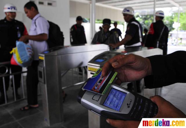 Foto : Sistem belum siap, penggunaan E-ticketing KRL 