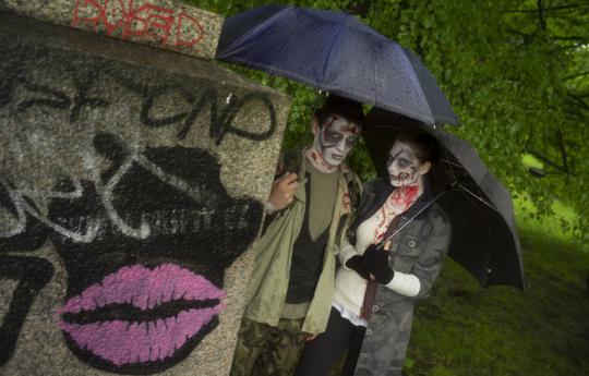 Puluhan zombie turun ke jalan