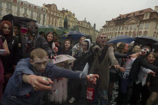 Puluhan zombie turun ke jalan